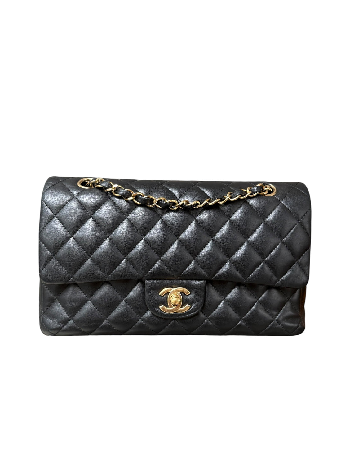 Chanel Medium Classic Double Flap Bag aus schwarzem Lammleder und goldfarbener Hardware.