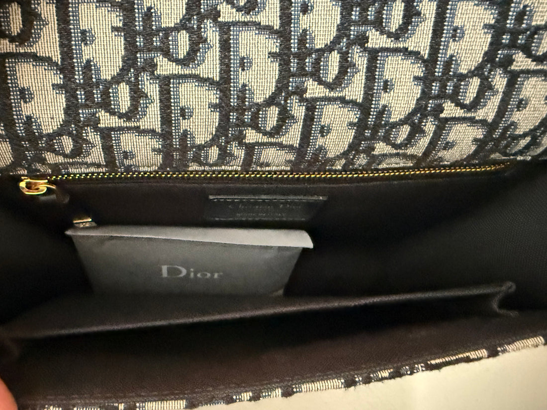 Sac 30 Montaigne Christian Dior en jacquard Oblique bleu.