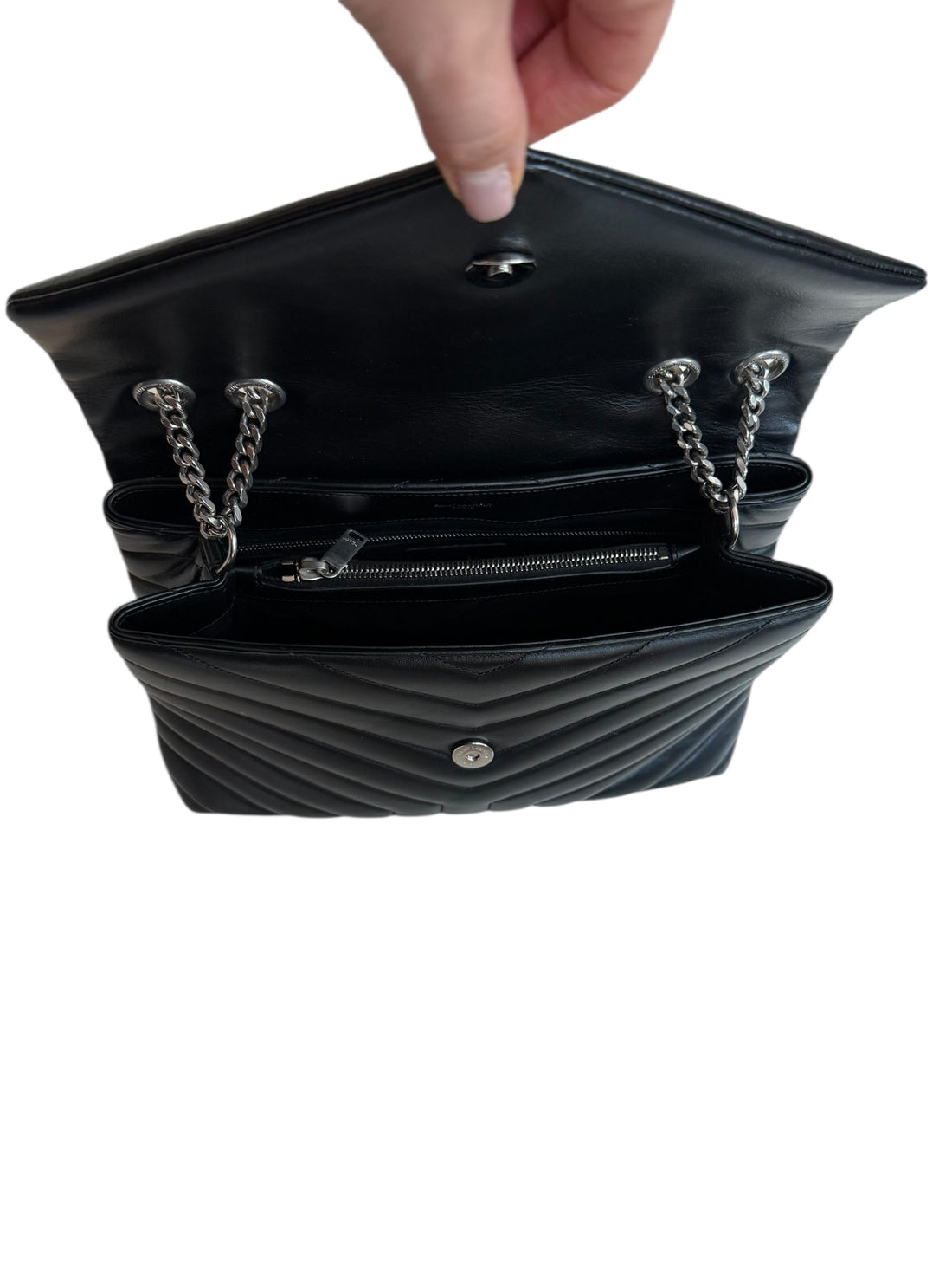 YSL Loulou Medium Tasche aus schwarzem Kalbsleder mit ineinandergreifenden YSL Initialen aus silberfarbenem Metall.