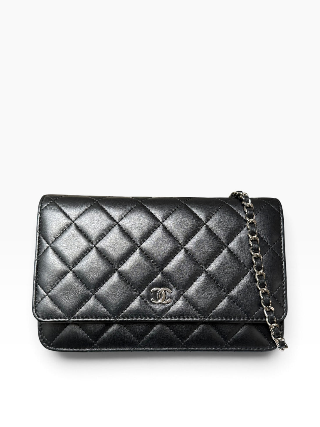 CHANEL WOC Wallet on Chain aus schwarzem Lammleder und silberfarbener Hardware.