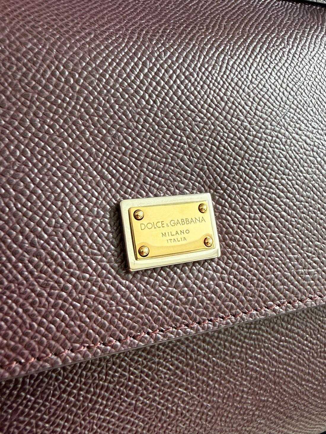 Diese Dolce&Gabbana Sicily-Tasche, ein absolutes Markenzeichen, ist aus bordeauxfarbenem Dauphine-Kalbsleder gefertigt