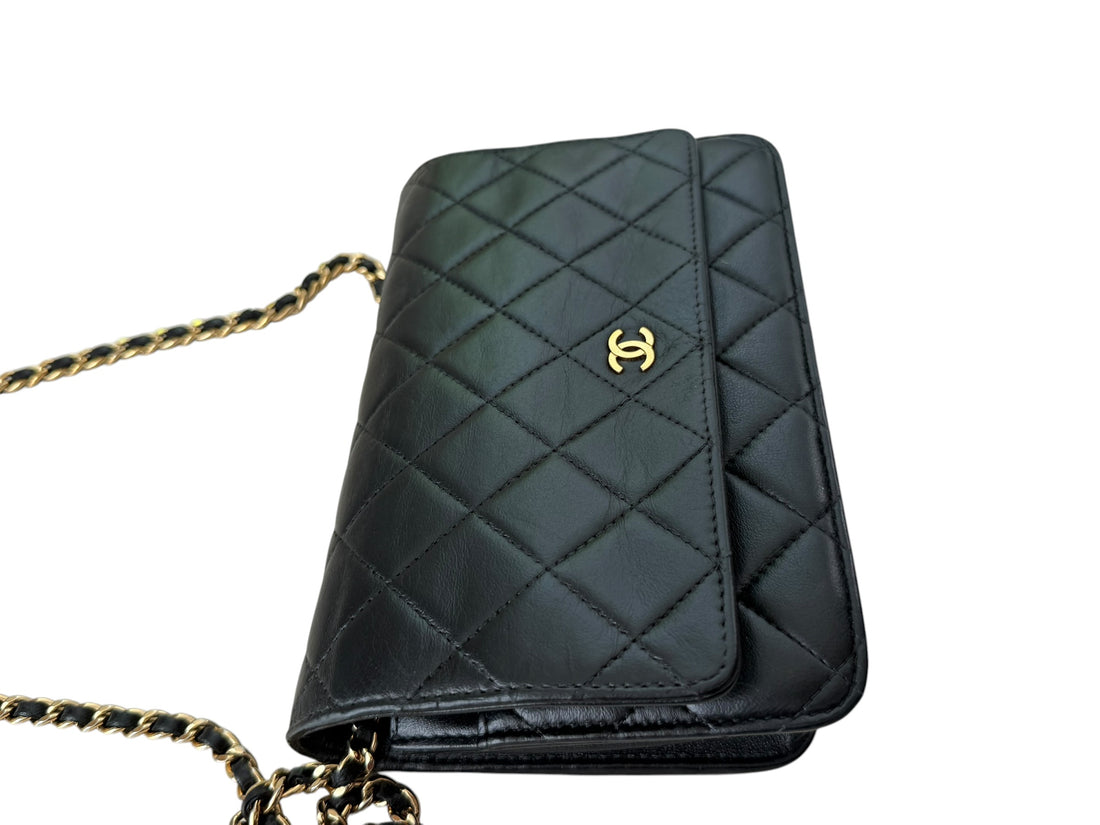 CHANEL WOC Wallet on Chain aus schwarzem Lammleder und goldfarbener Hardware.