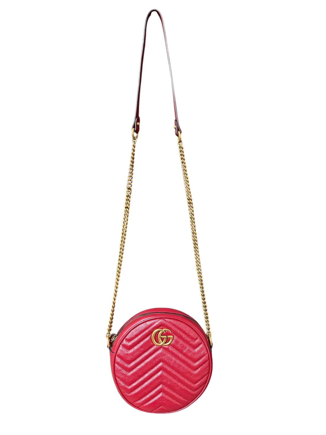 Gucci GG Marmont Metalasse Umhängetasche aus Leder in der Farbe dunkelrot.
