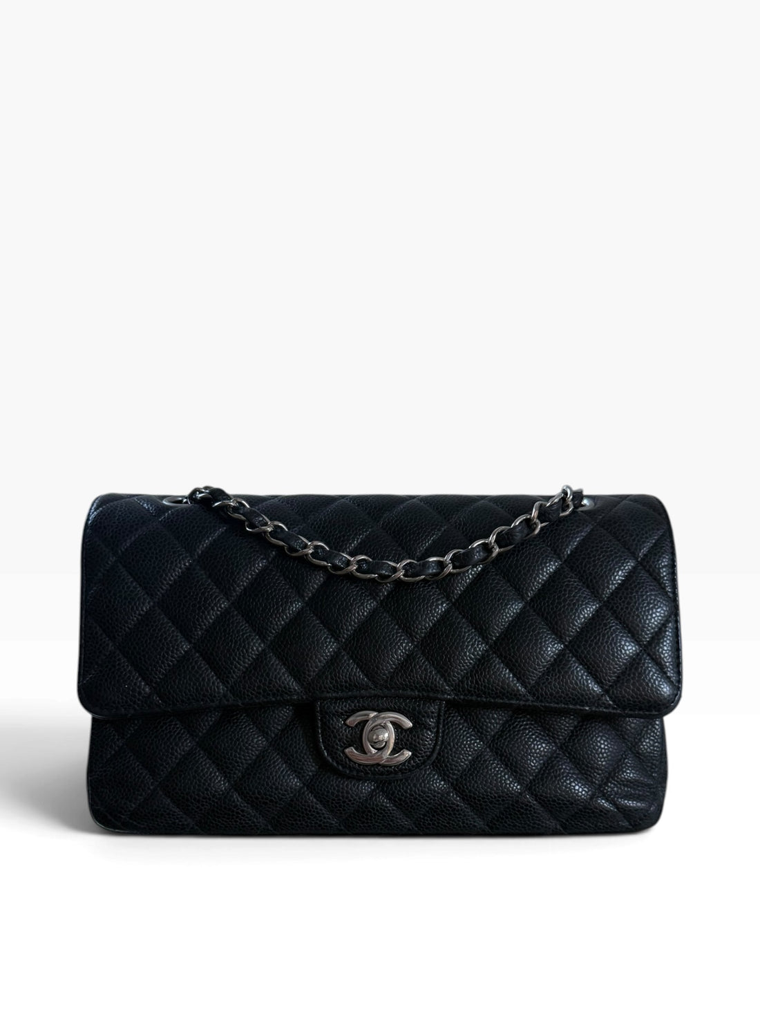 CHANEL Medium Classic Double Flap Bag aus schwarzem Kaviarleder und silberfarbener Hardware.