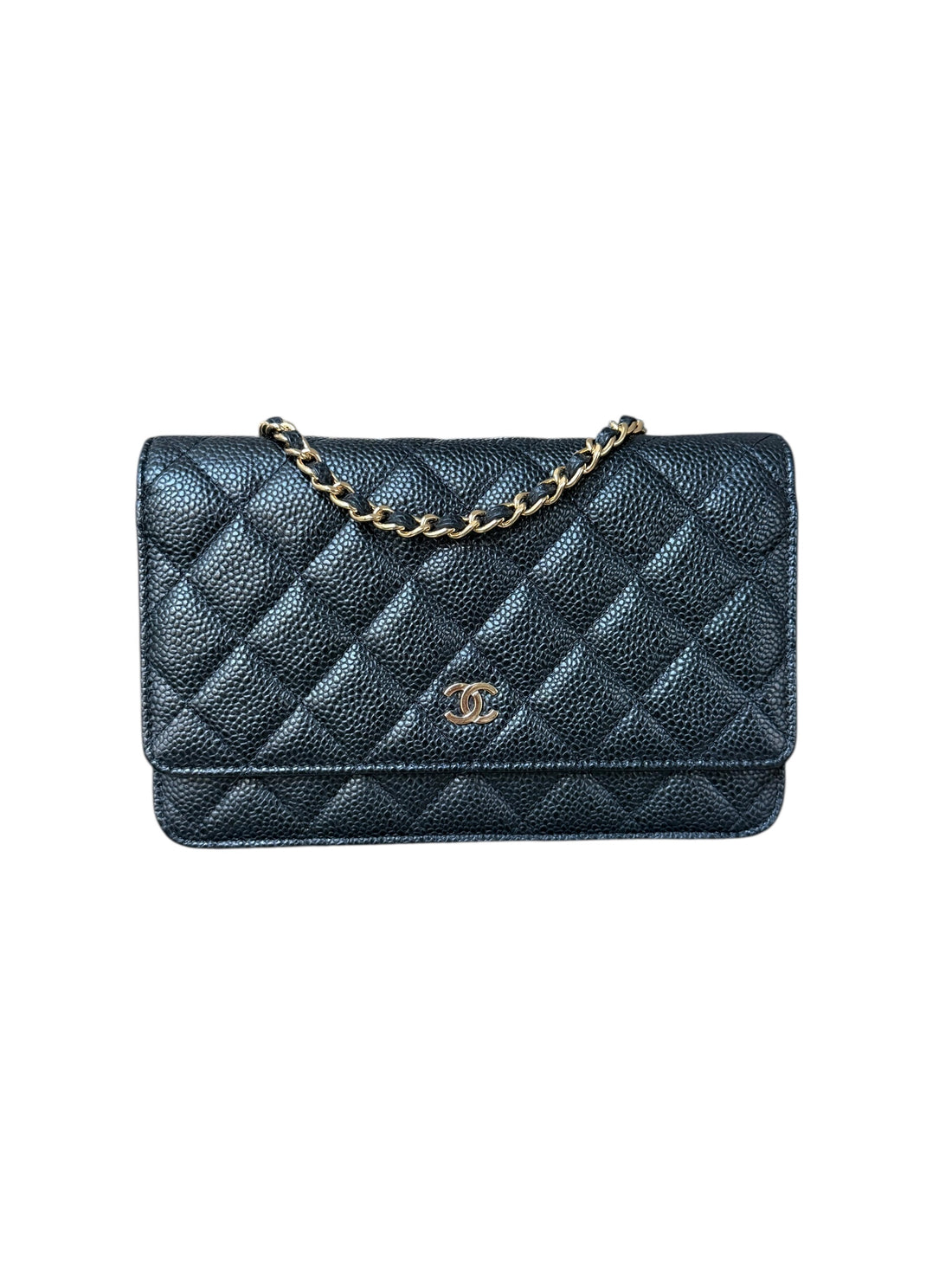 CHANEL WOC Wallet on Chain aus schwarzem genarbtem und glänzendem Kalbsleder und goldfarbener Hardware.