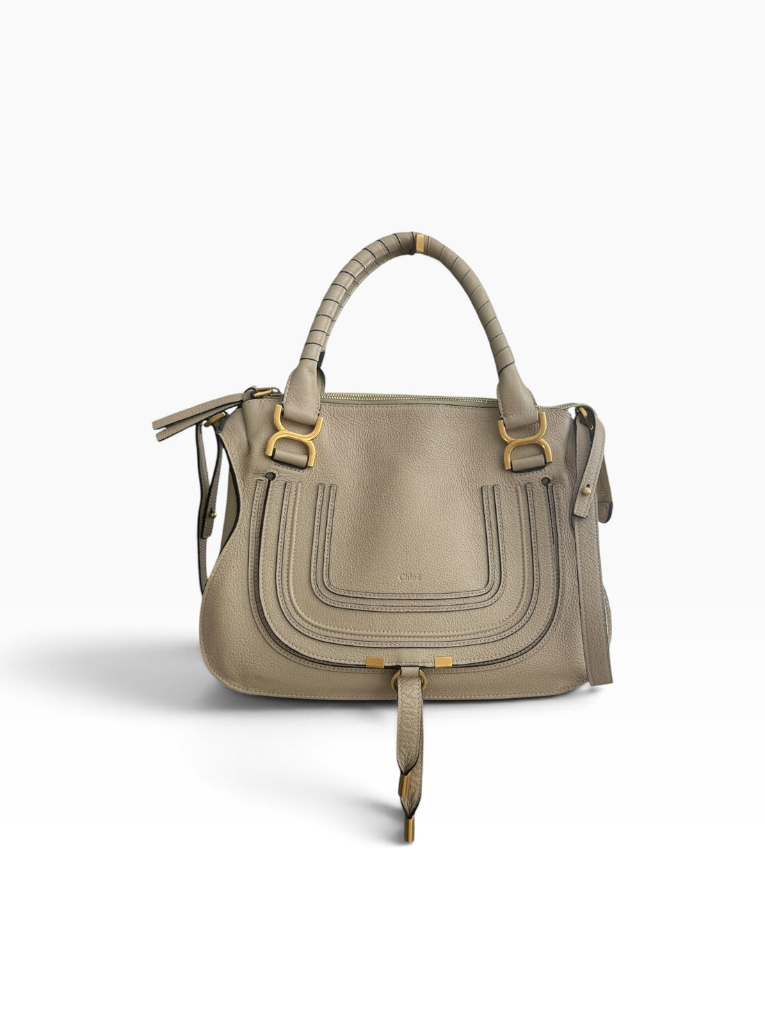 Chloé Marcie Bag in einem santen Taupe / Beigeton aus genarbtem Kalbsleder mit charakteristischen handgewickelten Henkeln und goldfarbenen Metallbeschlägen