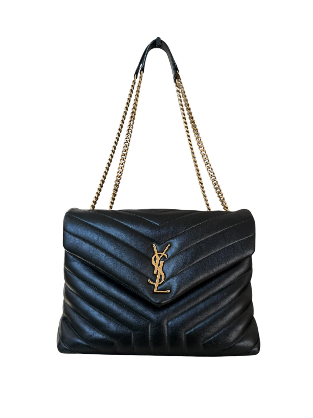 YSL Loulou Medium Tasche aus schwarzem Kalbsleder mit ineinandergreifenden YSL Initialen aus goldfarbenem Metall.