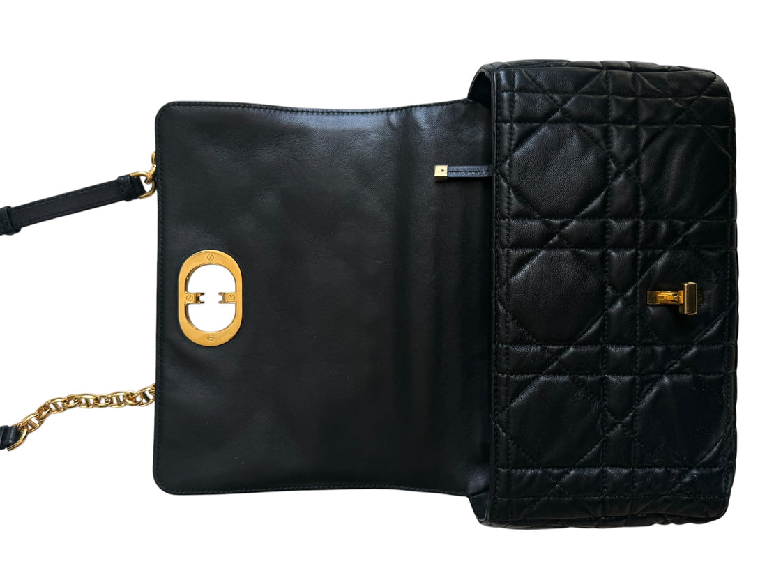 Dior Caro Medium in Macrocannage Lammleder in der Farbe Schwarz