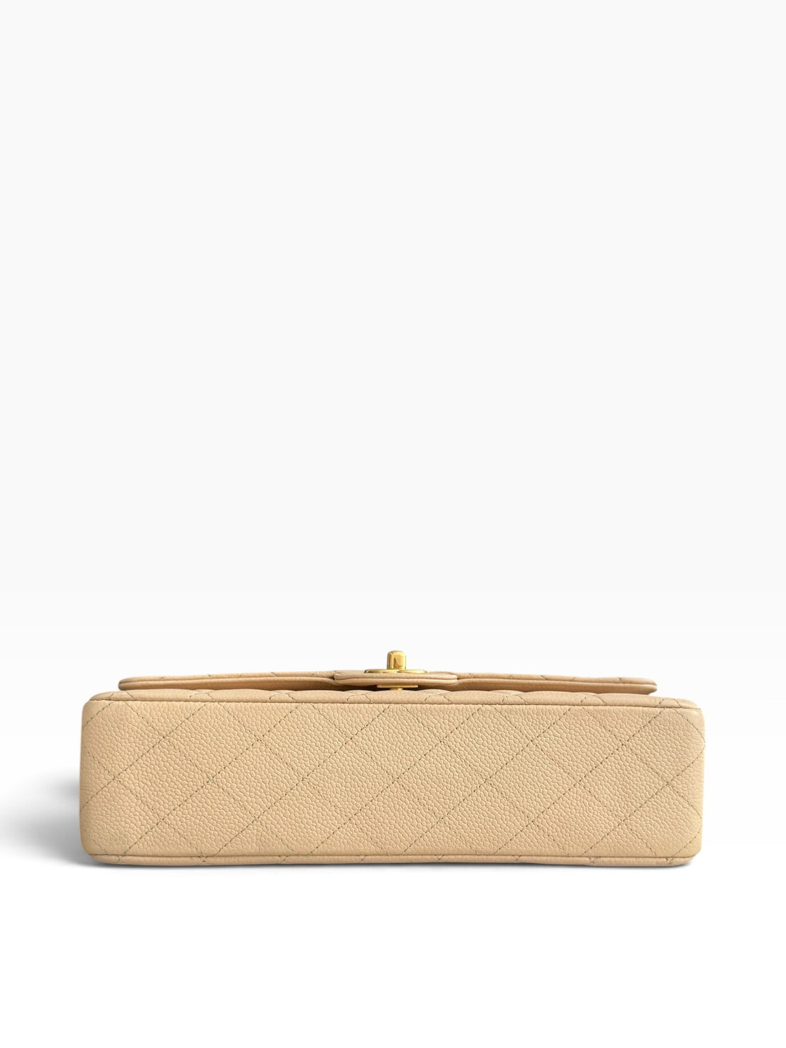 Diese Chanel Classic Medium Double Flap Bag ist aus beigem Kaviarleder gefertigt und verfügt über eine charakteristische Rautensteppung.