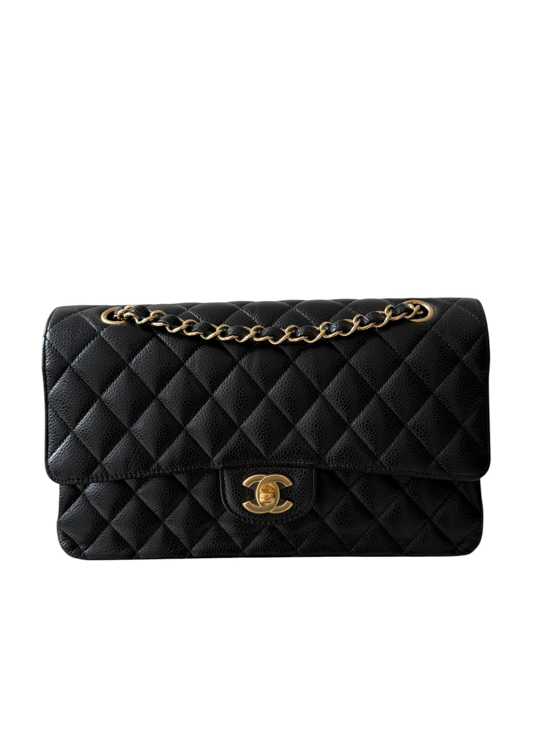 Chanel Medium Classic Double Flap Bag aus schwarzem Caviarleder und goldfarbener Hardware. Bordeauxfarbenes Innenfutter