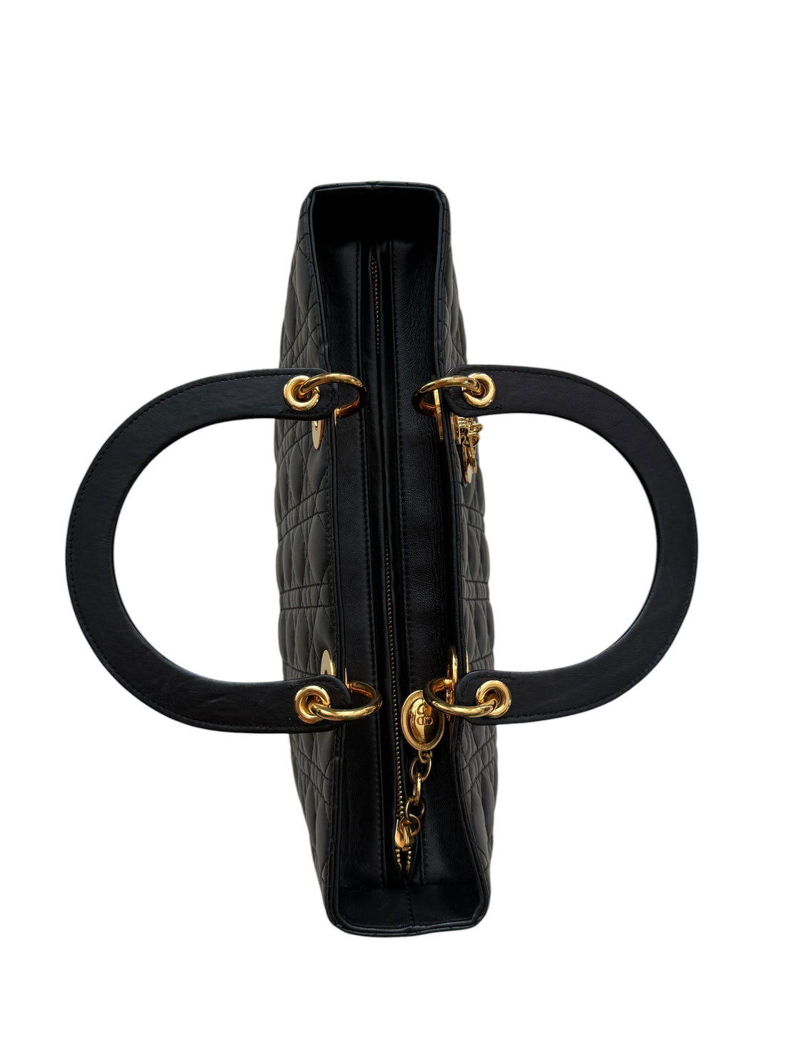 Christian Dior Lady aus schwarzem Lammleder mit Cannage Ziernähten sorgt mit seiner unverkennbaren Steppoptik für einen hohen Wiedererkennungswert. D.I.O.R. Metallanhänger mit Gold-Finish