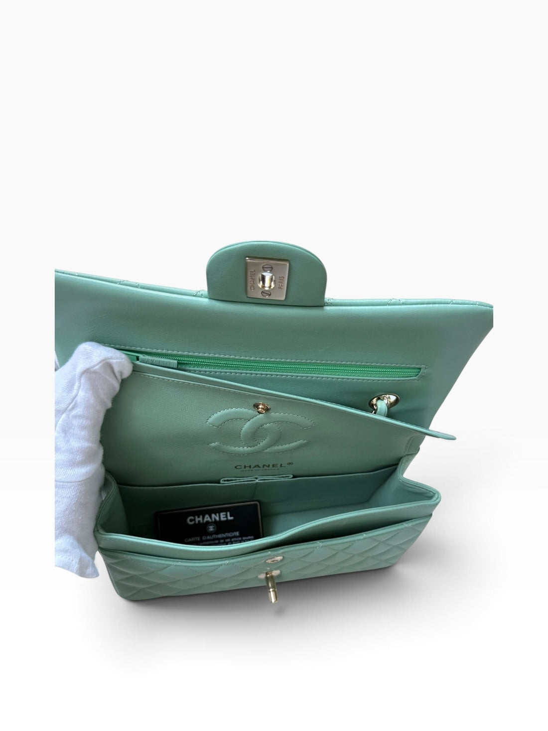 Chanel Classic Timeless Double Flap Bag in small aus weichem Lammleder in der Farbe Pastellgrün/Mintgrün.