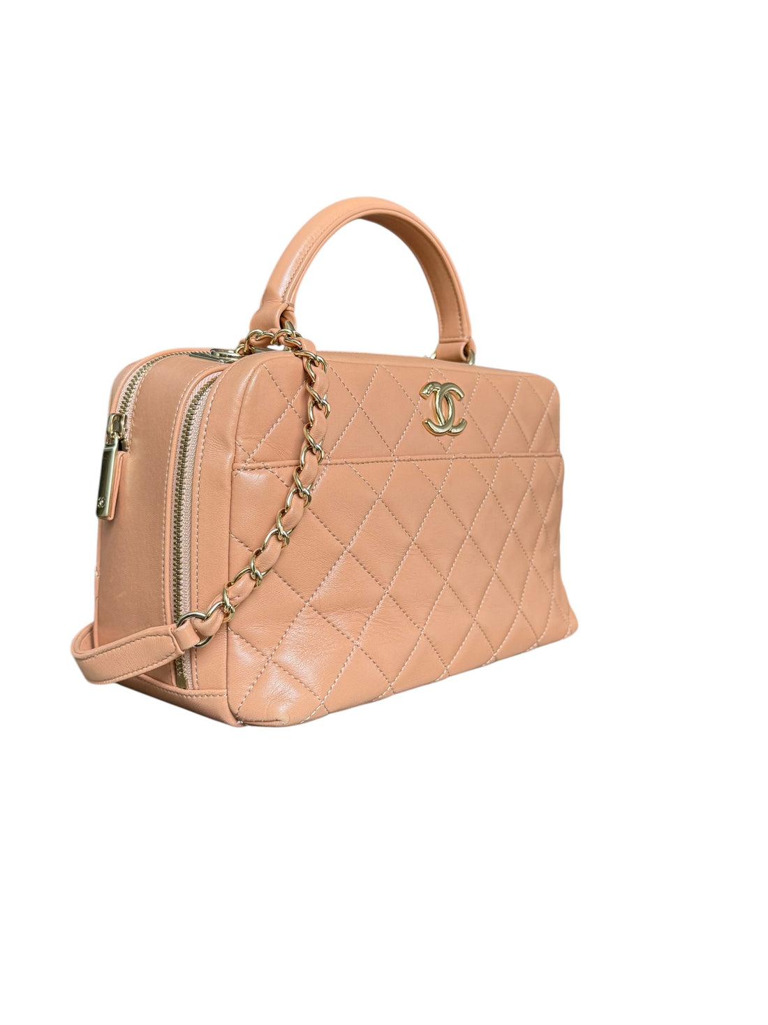 Chanel Trendy CC Bowling Bag in nudefarbenem Lammleder und goldfarbenen Beschlägen.