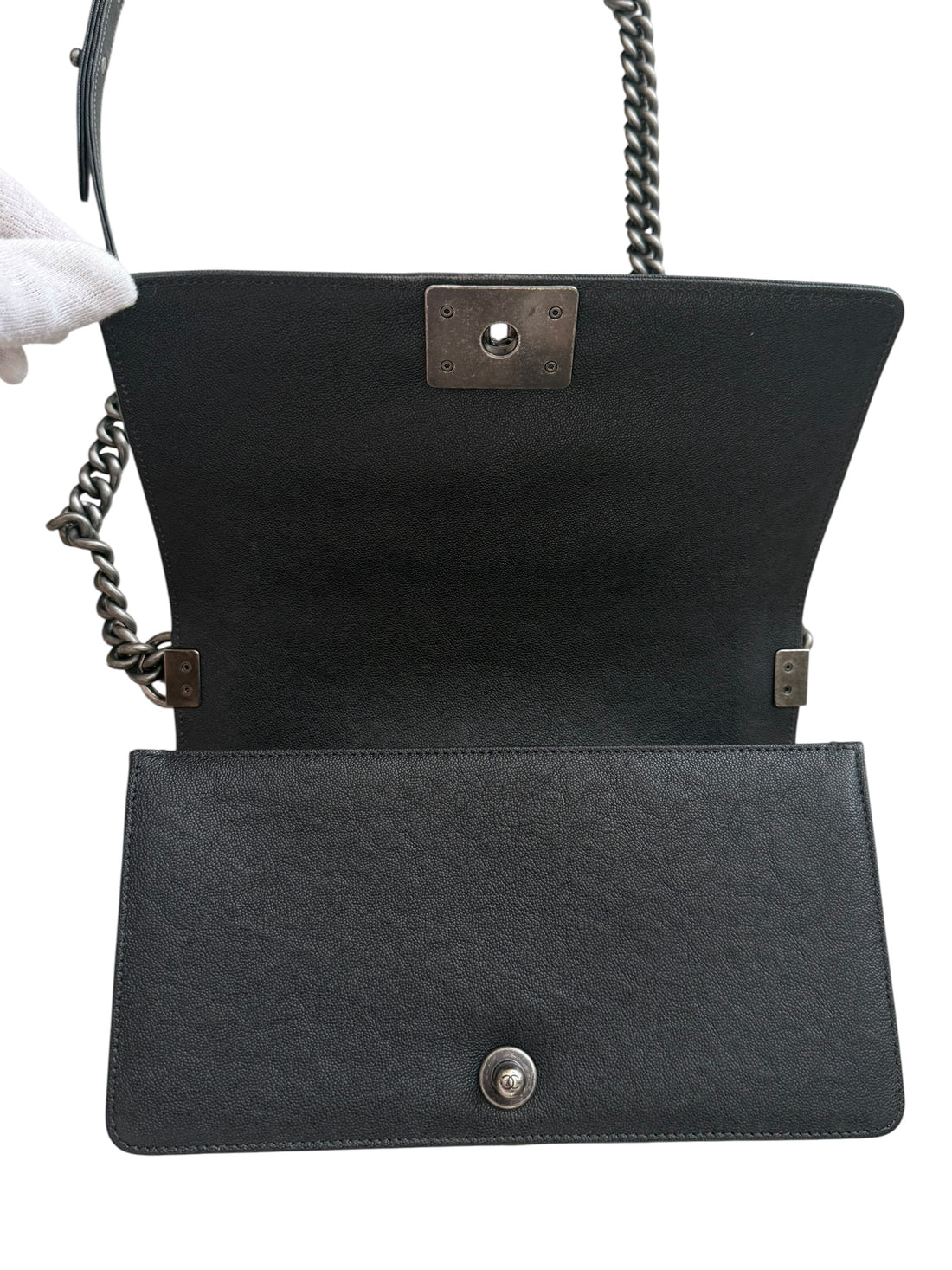 Chanel Boy Old Medium Caviarleder in der Farbe Anthrazit. Ruthenium Hardware.
