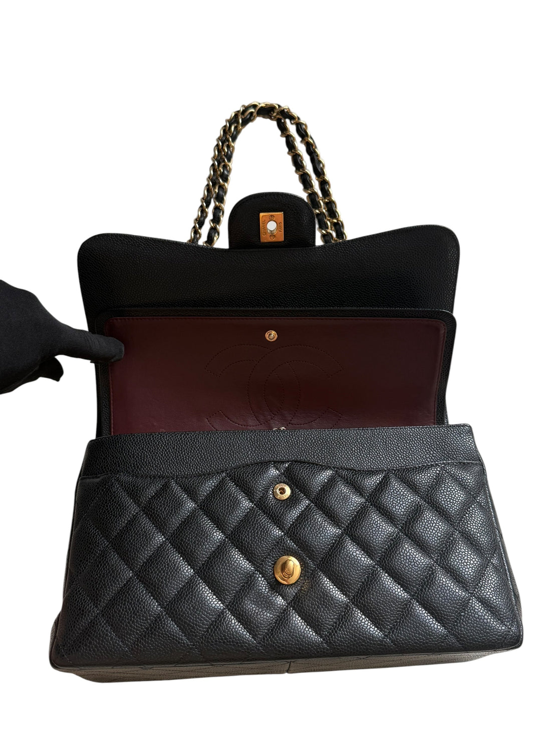 Chanel Classic Timeless Jumbo Double Flap Bag aus schwarzem Caviarleder (genarbtes Kalbsleder) mit goldfarbener Hardware.
