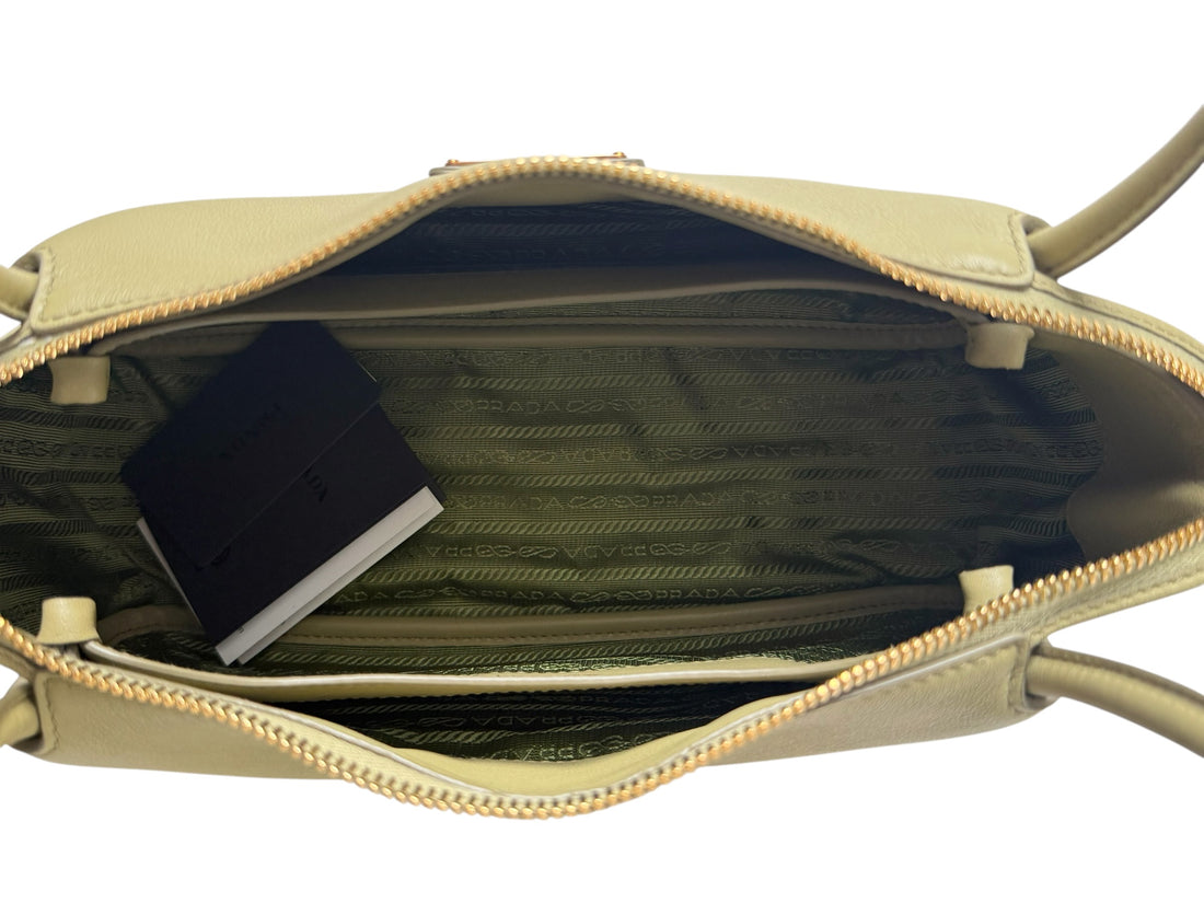 Prada Darling mittelgrosse Schulter Tasche in der Farbe Pistazie aus weichem Kalbsleder.