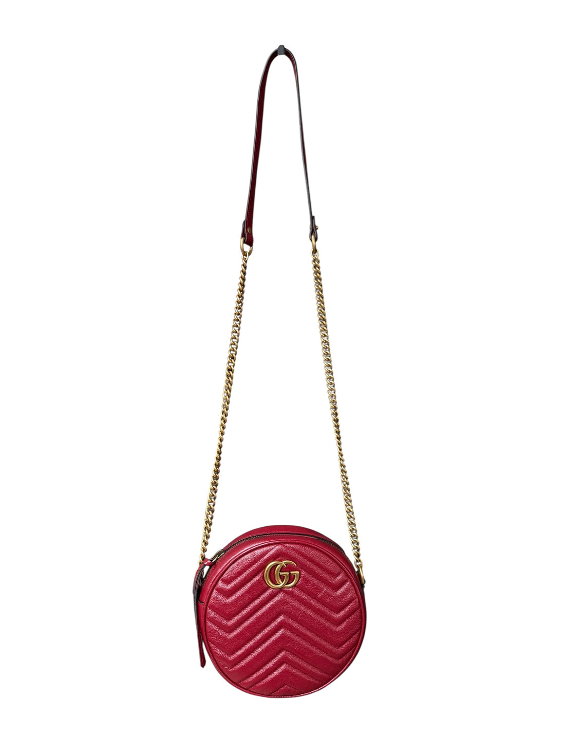 Gucci GG Marmont Metalasse Umhängetasche aus Leder in der Farbe dunkelrot.