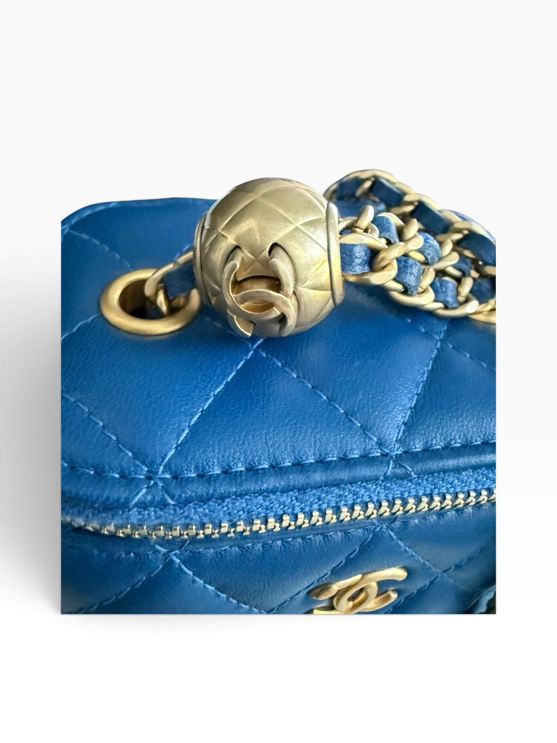 CHANEL Pearl Crush Mini Vanity Bag mit verstellbarer Kette in der Farbe Blau.