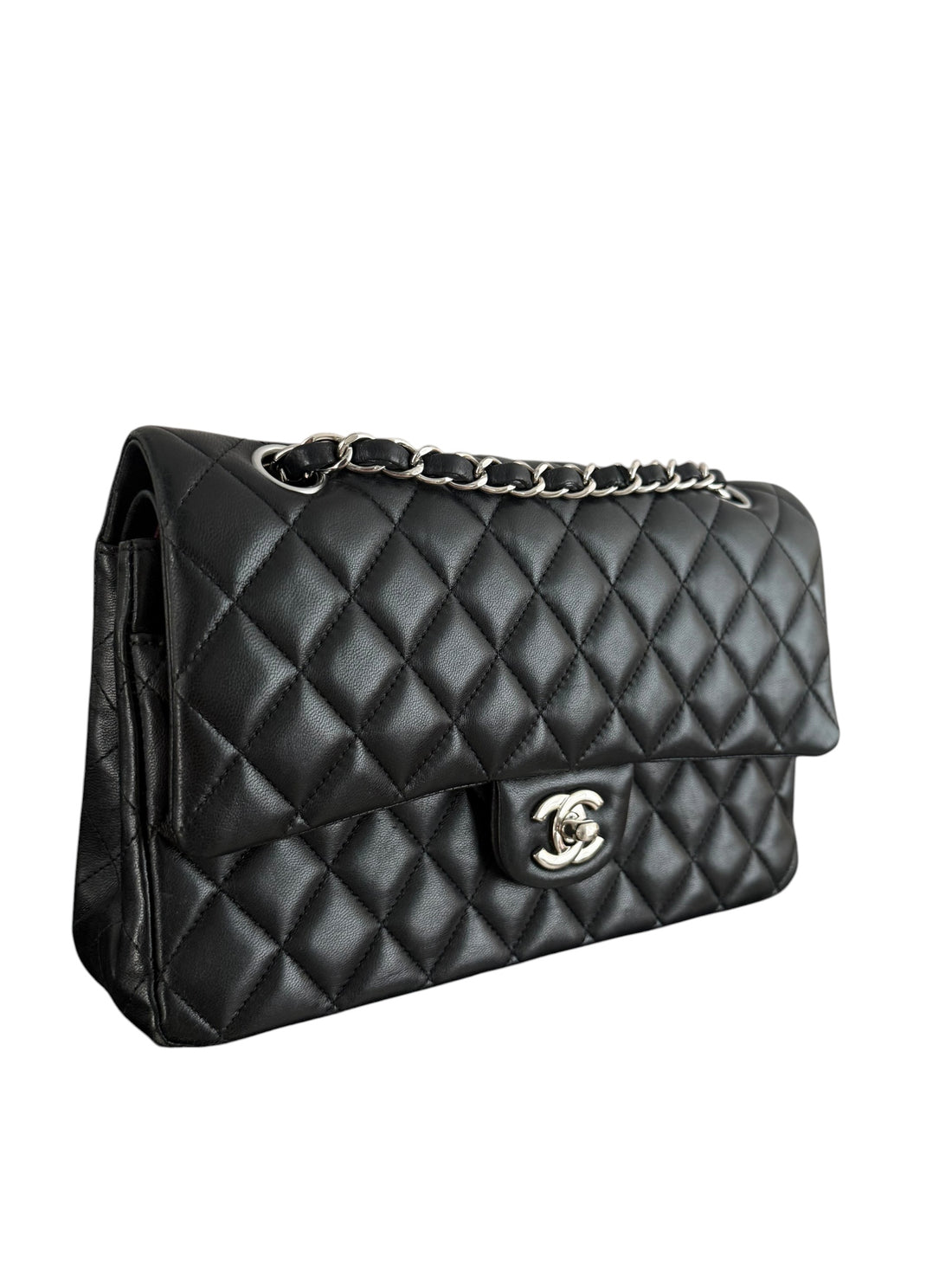 CHANEL Medium Classic Double Flap Bag aus schwarzem Lammleder und silberfarbener Hardware.