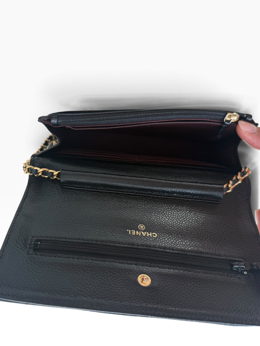 CHANEL WOC Wallet on Chain aus schwarzem genarbtem und glänzendem Kalbsleder und goldfarbener Hardware.