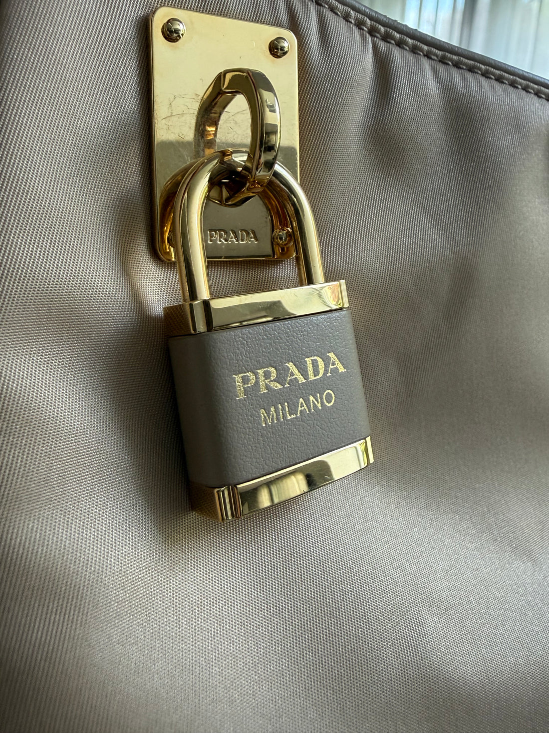 Prada Aimee Large Schultertasche in beige Nylon