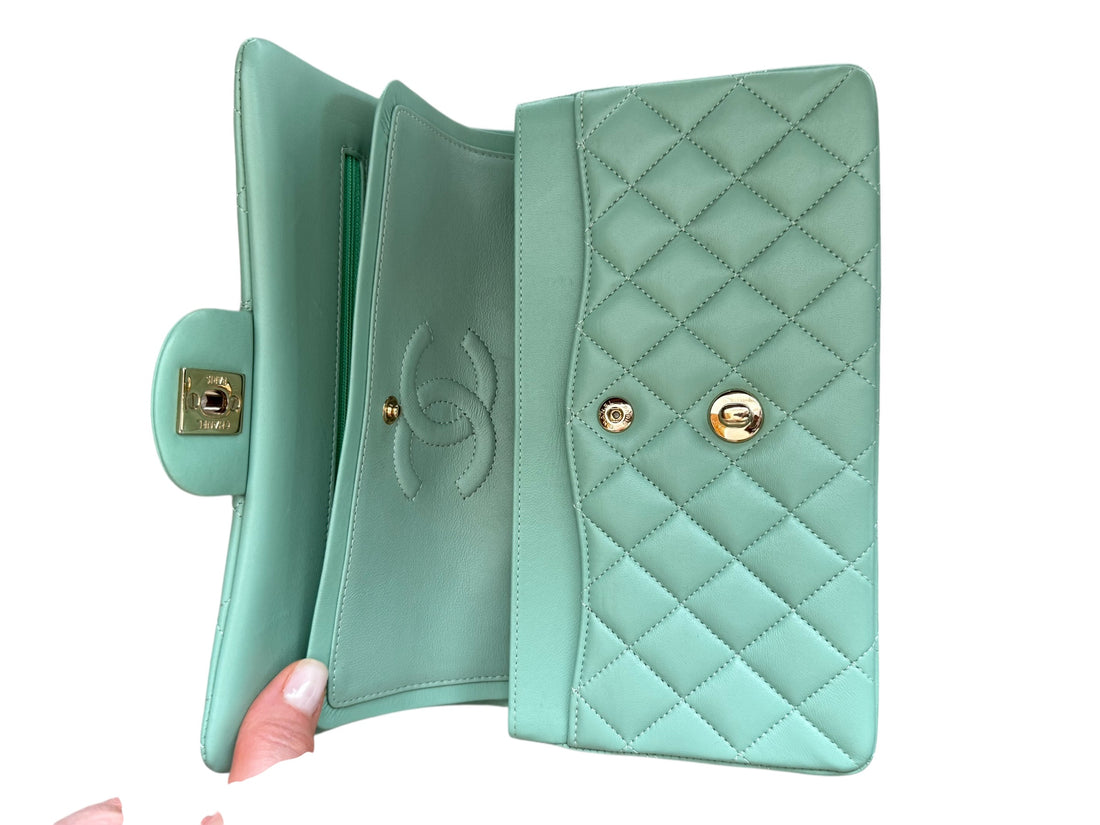 Chanel Classic Timeless Double Flap Bag  aus weichem Lammleder. Farbe: pastellgrün/mintgrün