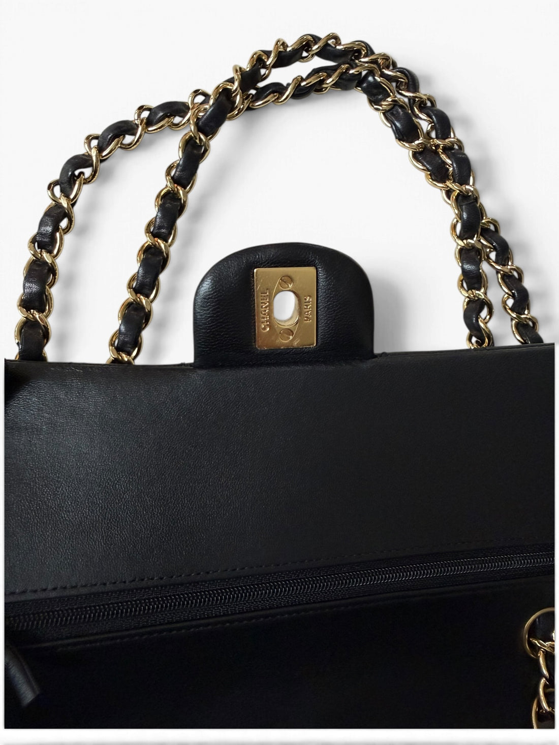 Chanel Medium Classic Double Flap Bag aus schwarzem Lammleder und goldfarbener Hardware