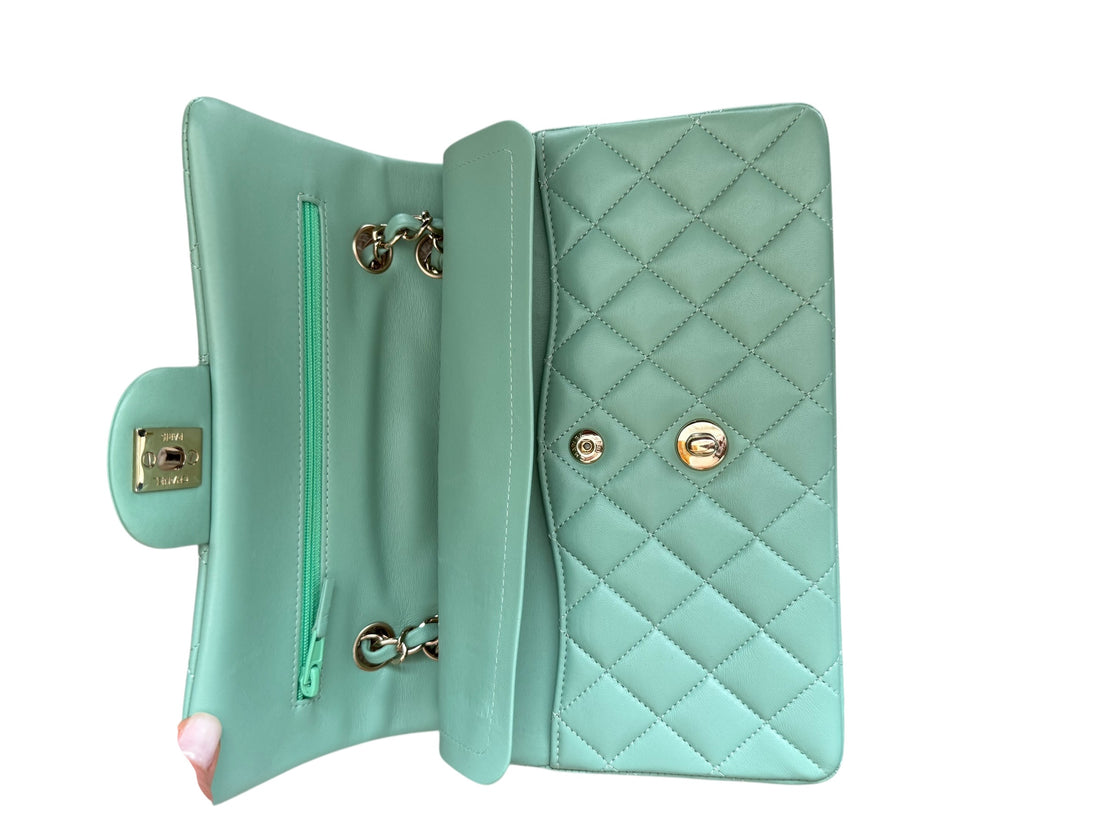 Chanel Classic Timeless Double Flap Bag  aus weichem Lammleder. Farbe: pastellgrün/mintgrün