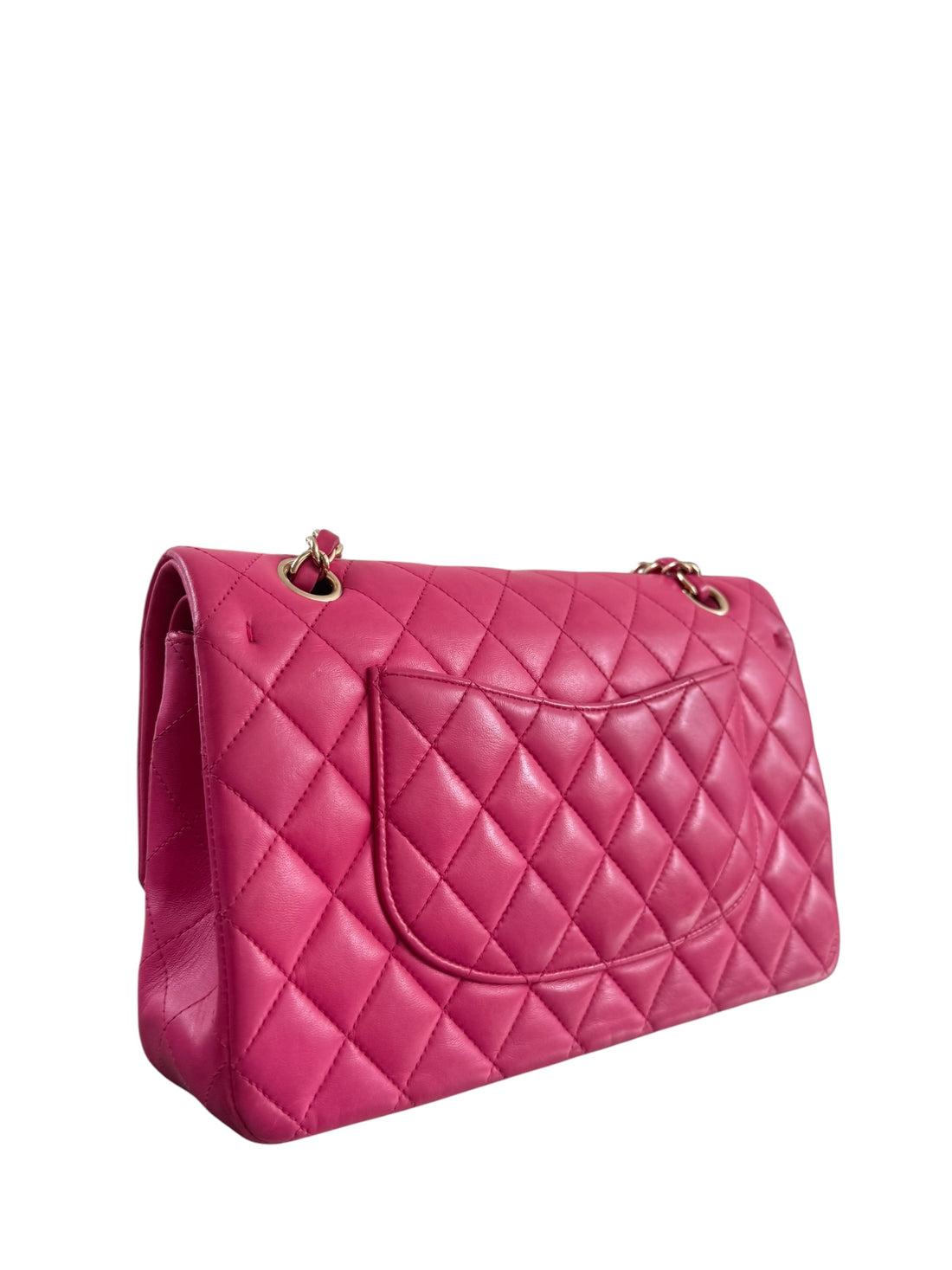 CHANEL Medium Classic Double Flap Bag aus Lammleder und goldfarbener Hardware.