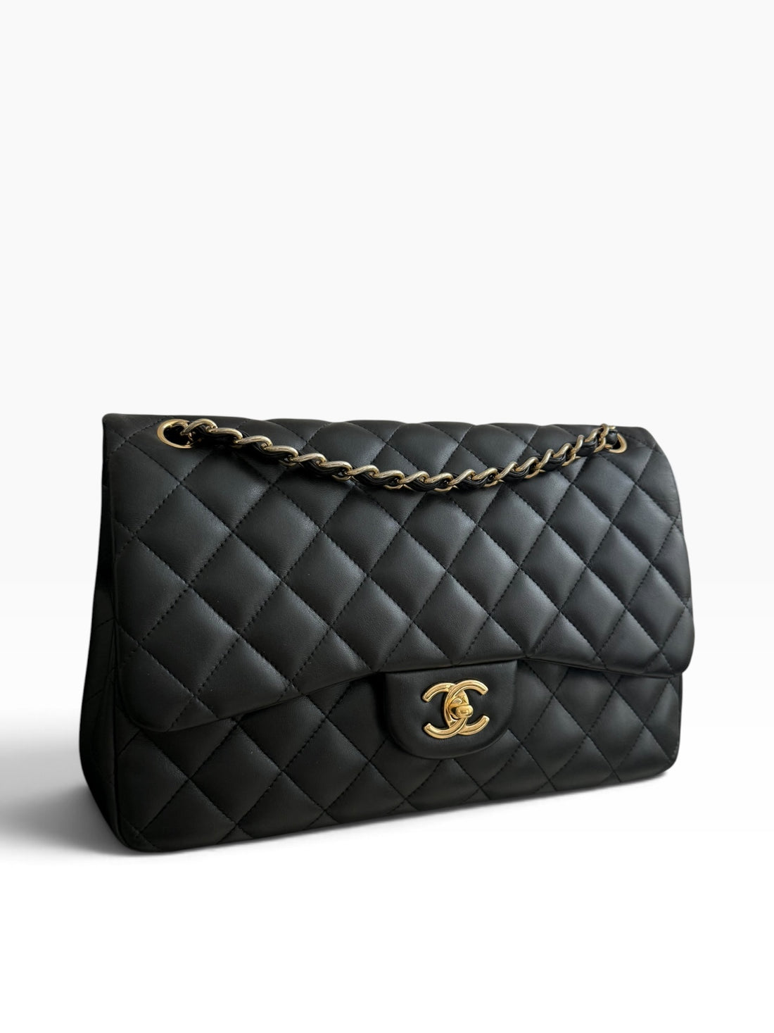 Chanel Classic Timeless Jumbo Double Flap Bag aus schwarzem Lammleder mit goldfarbener Hardware.