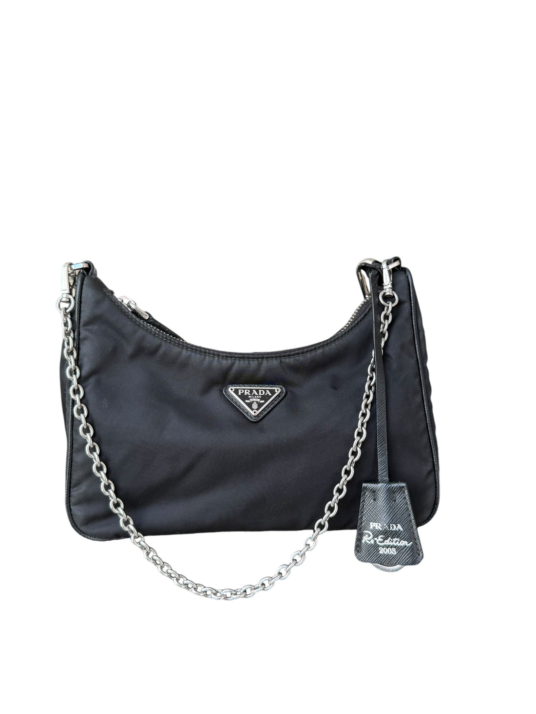 PRADA Re-Edition 2005 Tasche aus 100% Nylon in Schwarz mit abnehm- und verstellbarem Schulterriemen, abnehmbarem Schlüsselring und Pouch.