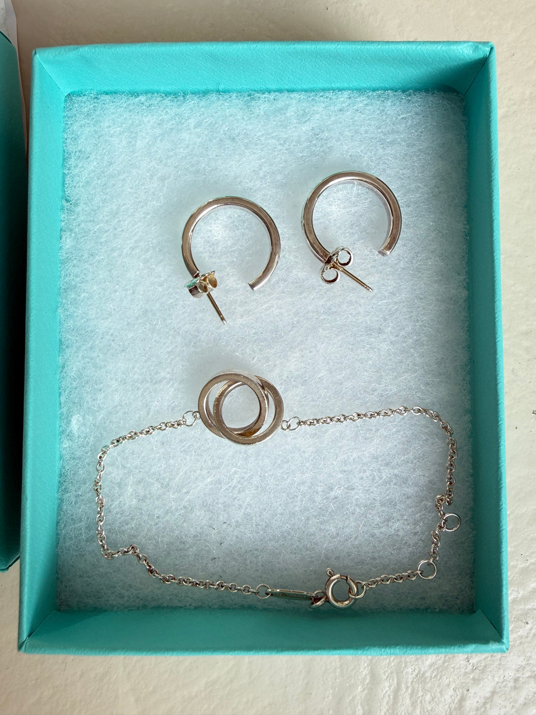 Tiffany 1837™ Interlocking Circle Set aus Kreolen und Armkette