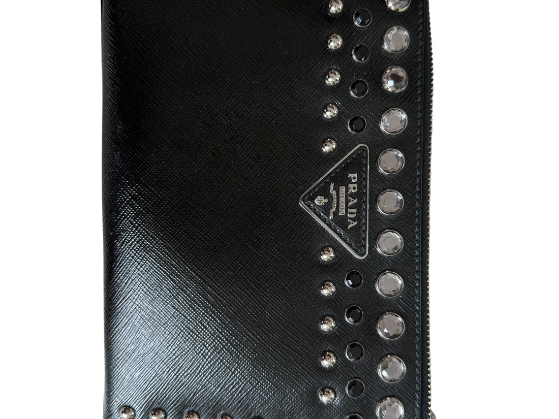 PRADA Pouch Pochette / Clutch ist aus Saffiano-Leder gefertigt und mit Kristallen sowie silberfarbenen Beschlägen Nieten verziert.