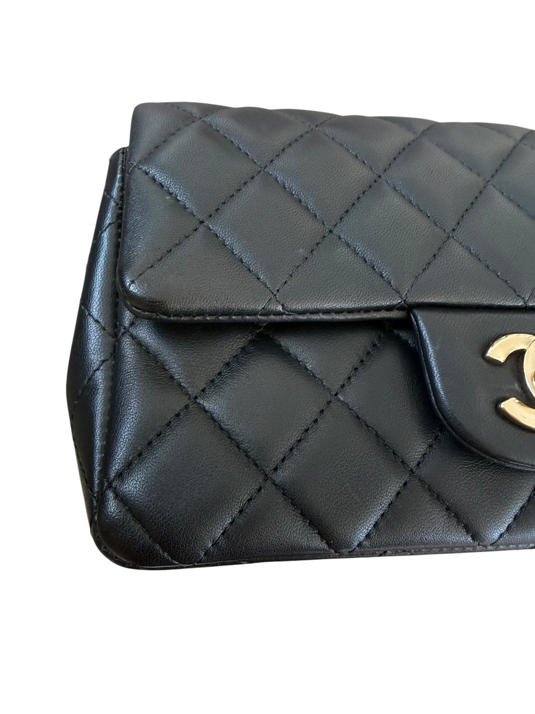 Chanel Mini Rectangular Classic Flap aus schwarzem Lamm-Leder mit light-goldfarbener Hardware ist eine zeitlose Ikone der Modegeschichte