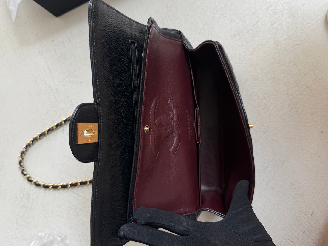Sac Classic Double Flap moyen CHANEL en cuir caviar noir et bijouterie dorée.