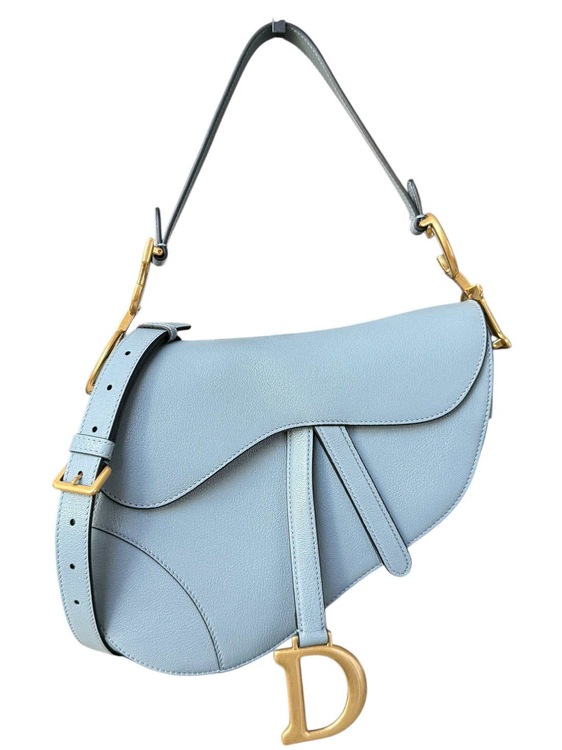 Christian DIOR Saddle Bag mit Trageriemen aus genarbtem Kalbsleder in der Farbe Wolkenblau. Goldfarbene Hardware.