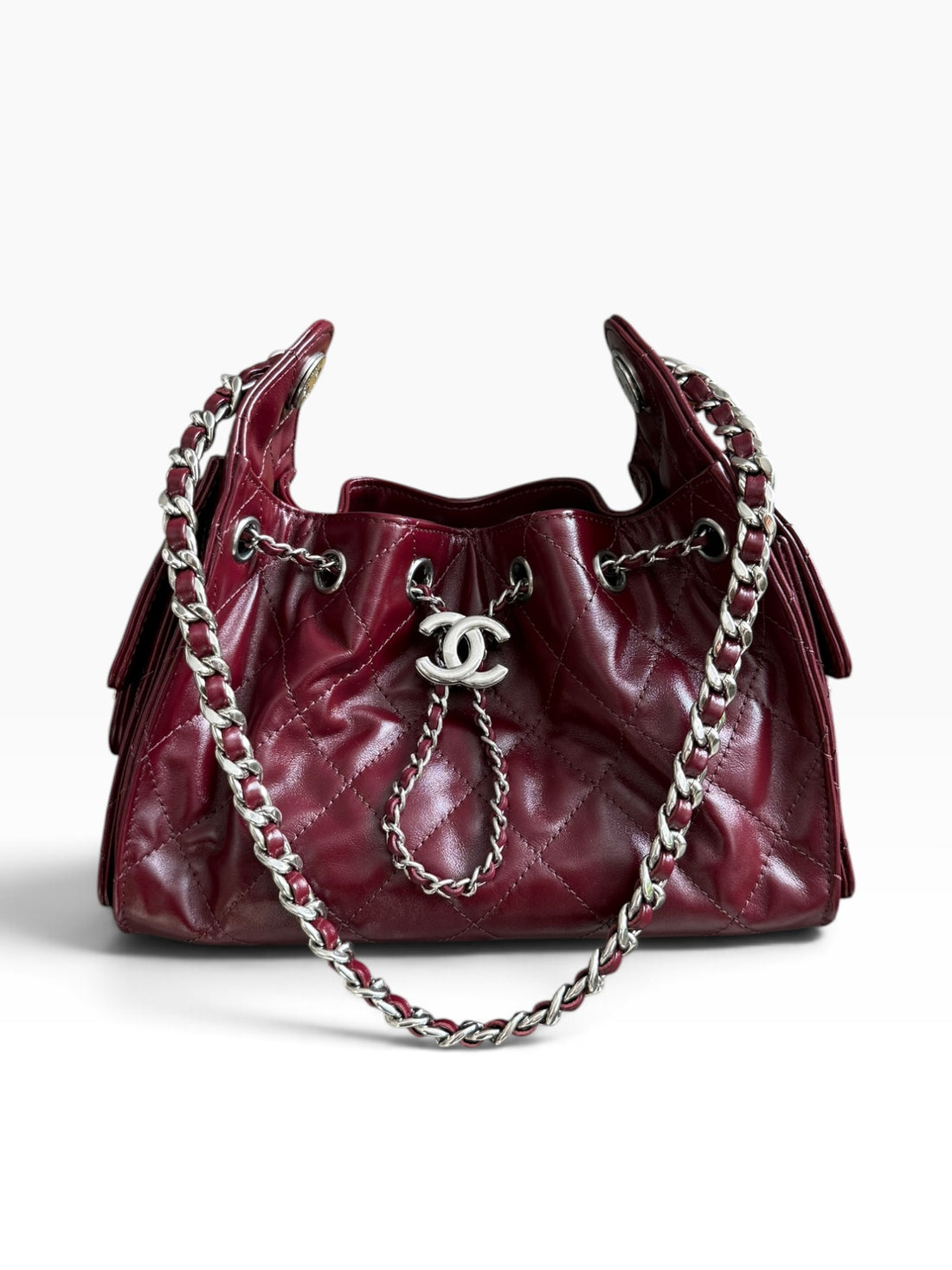 Chanel 25 mini in Burgunder aus glänzendem und geknautschtem Kalbsleder und silberfarbener Hardware.