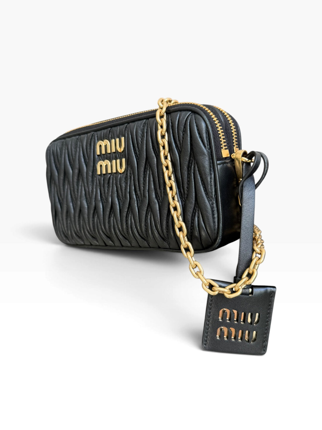 MIU MIU Matelassé-Nappaleder-Schultertasche mit der charakteristischer Steppung und goldfarbenem Logo.