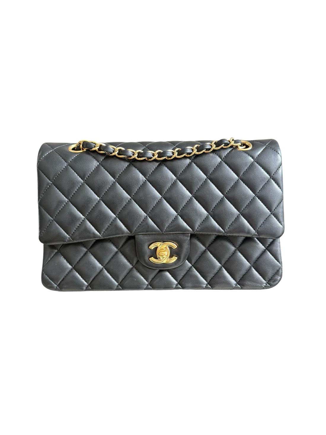 Chanel Medium Classic Double Flap Bag aus schwarzem Lammleder und goldfarbener Hardware. Bordeauxfarbenes Innenfutter