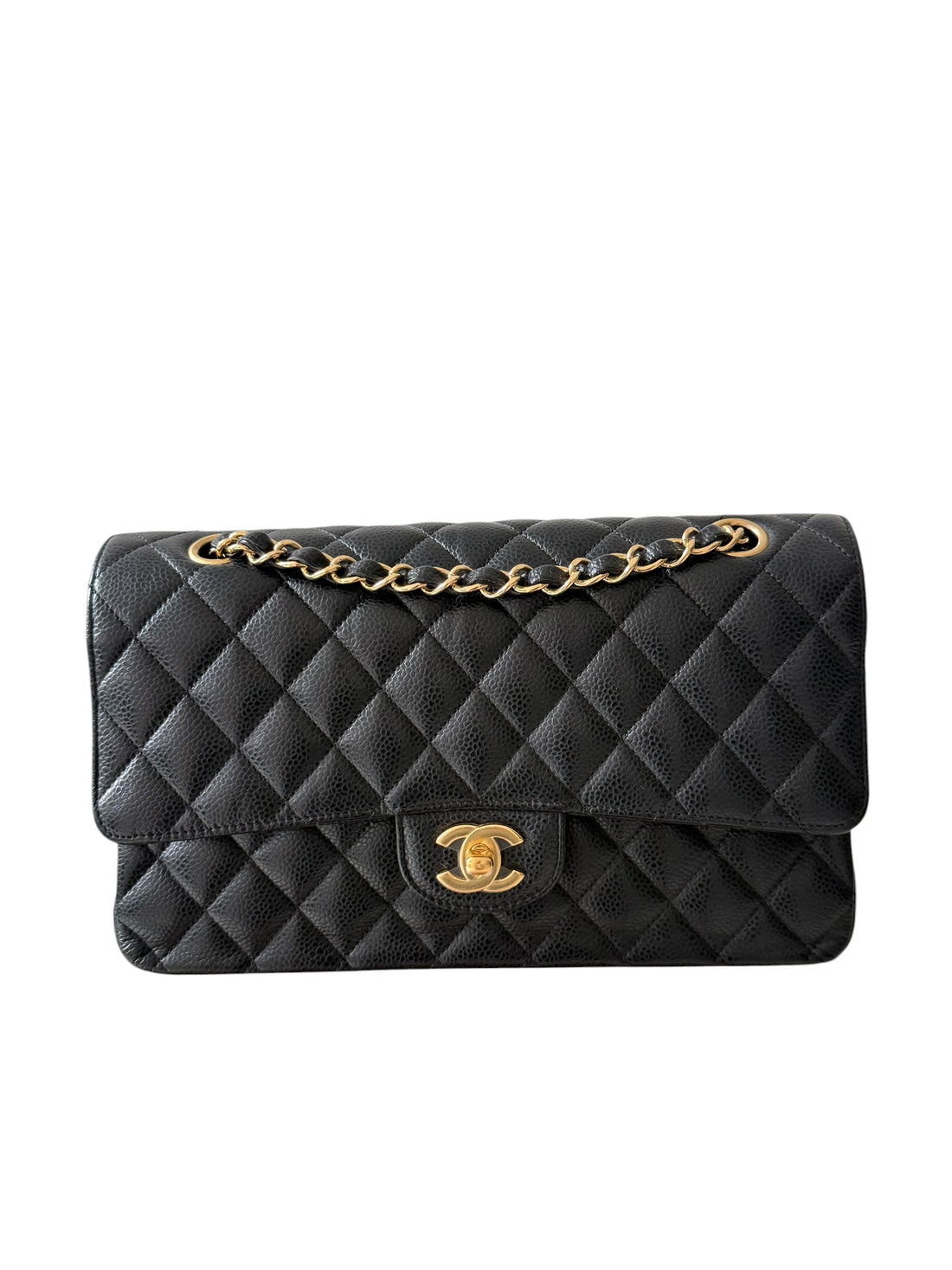 Chanel Medium Classic Double Flap Bag aus schwarzem Caviarleder und goldfarbener Hardware. Bordeauxfarbenes Innenfutter