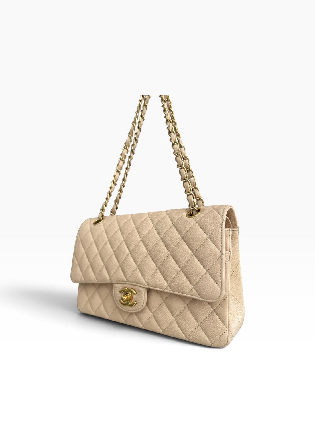 Diese Chanel Classic Medium Double Flap Bag ist aus beigem Kaviarleder gefertigt und verfügt über eine charakteristische Rautensteppung.