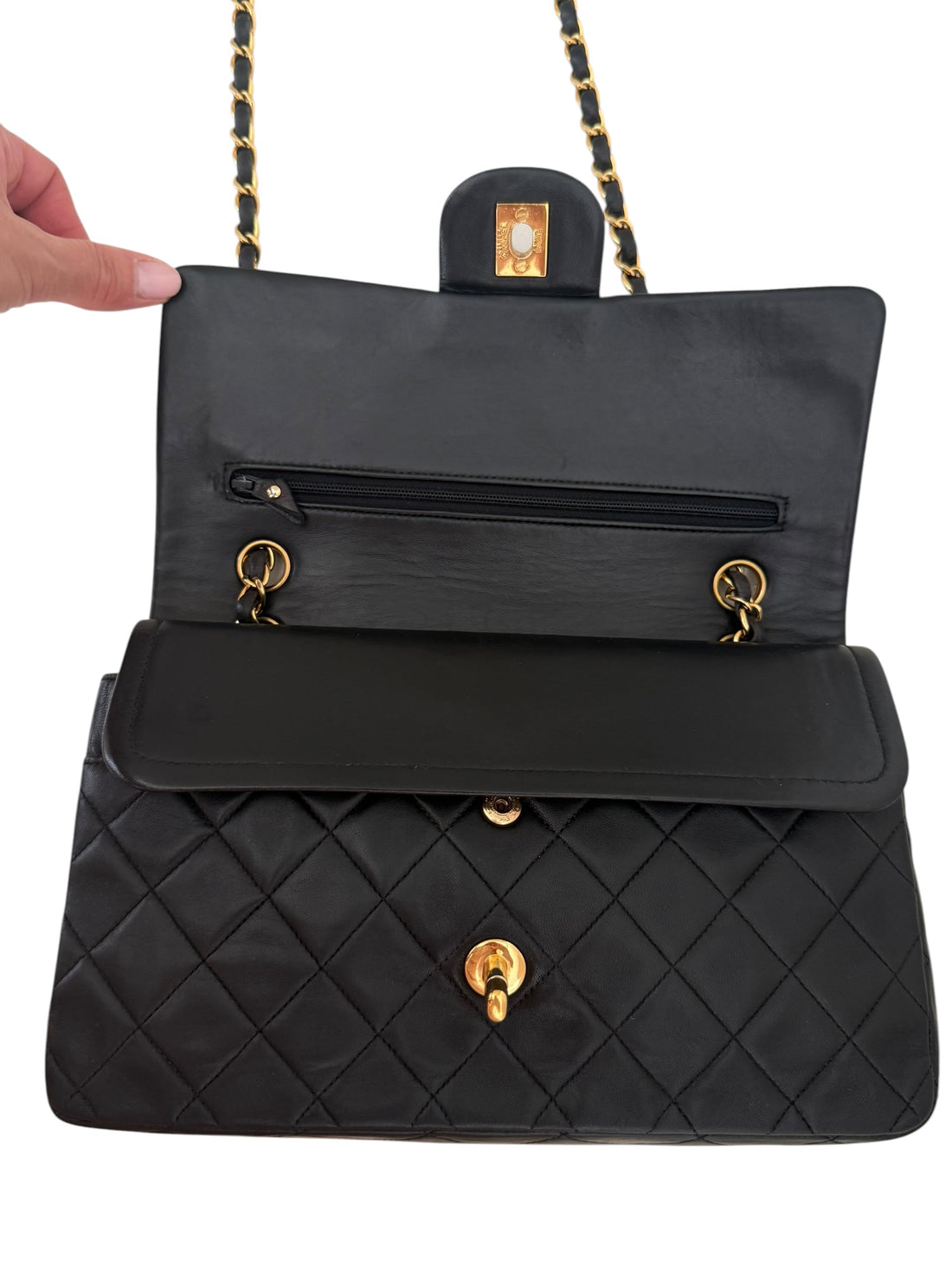 Chanel Double Flap Bag Medium Vintage aus schwarzem Lammleder und 24 Karat vergoldeter Hardware.