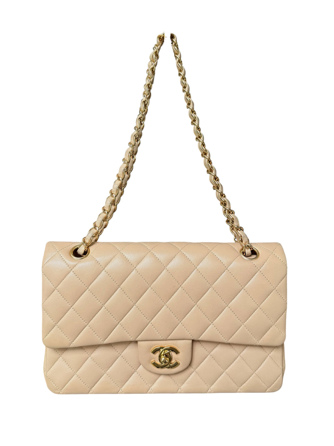 Chanel Classic Medium Double Flap Bag ist aus beigem Lammleder gefertigt und verfügt über eine charakteristische Rautensteppung. Goldfarbene Hardware