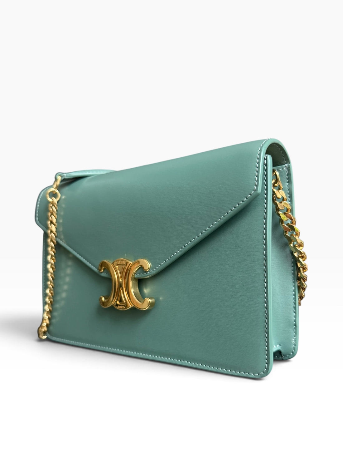 CELINE Wallet on Chain Margo in der Farbe Celadon mit abnehmbarer Schulterkette.