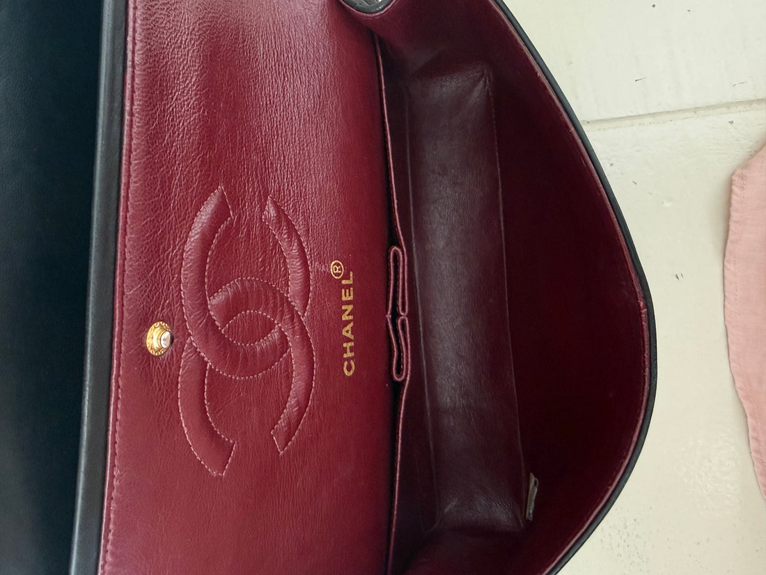 Chanel Double Flap Bag Medium Vintage aus schwarzem Lammleder und 24 Karat vergoldeter Hardware.