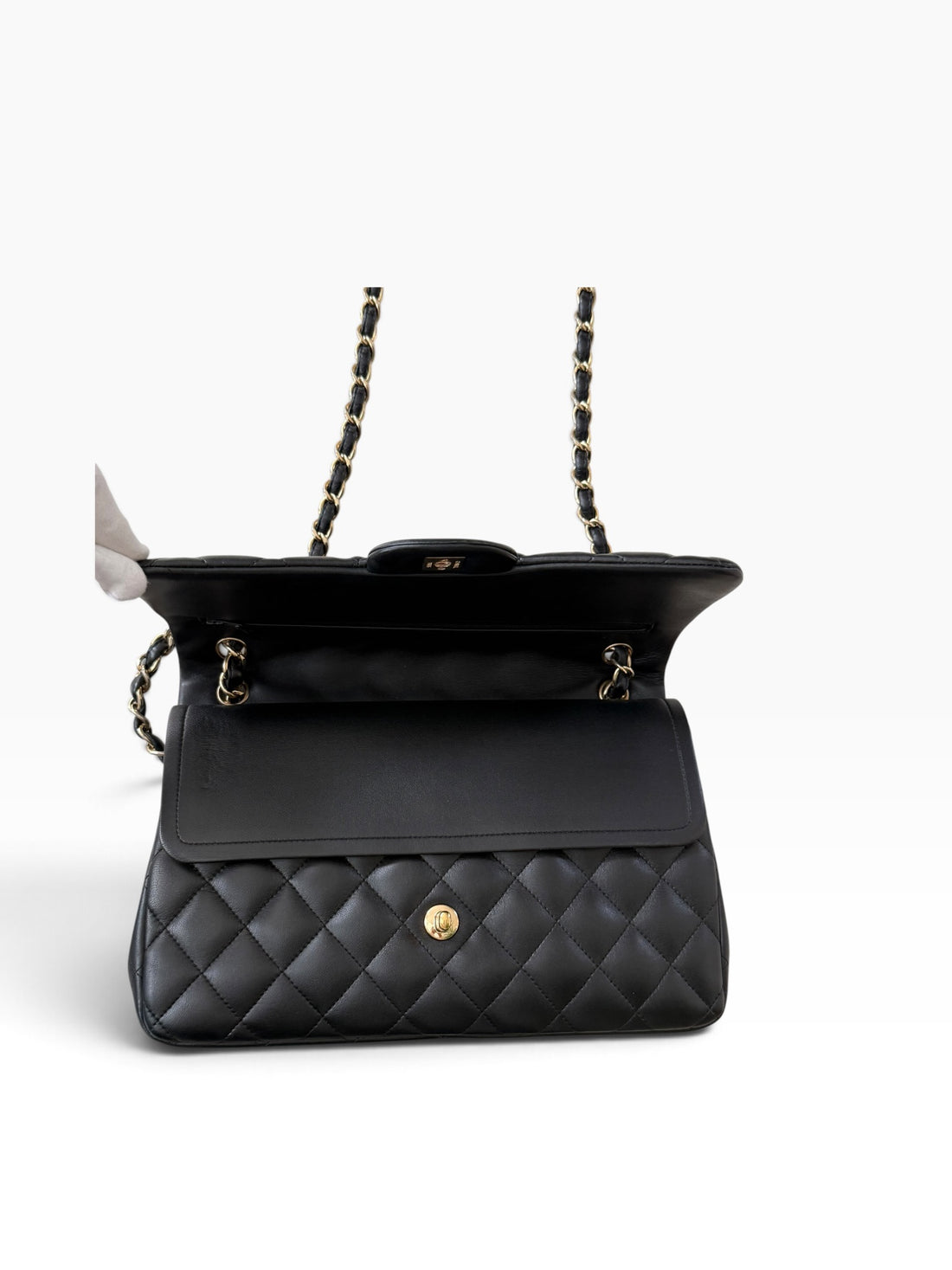 Chanel Classic Timeless Jumbo Double Flap Bag aus schwarzem Lammleder mit goldfarbener Hardware.