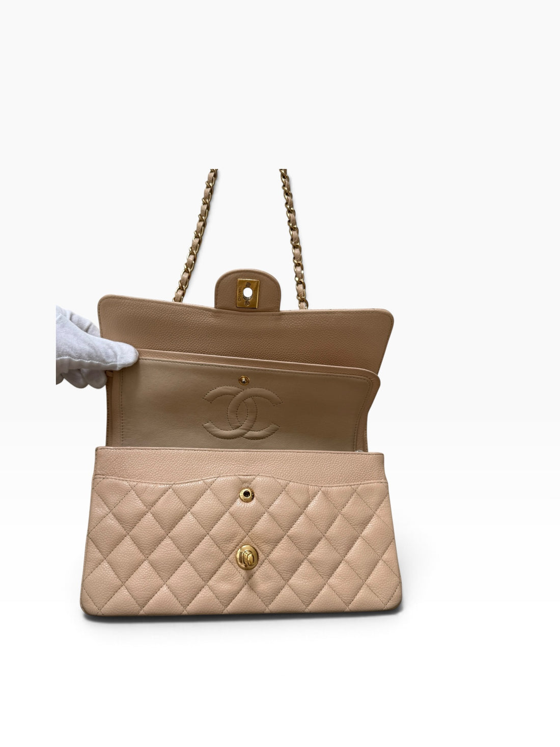 Diese Chanel Classic Medium Double Flap Bag ist aus beigem Kaviarleder gefertigt und verfügt über eine charakteristische Rautensteppung.