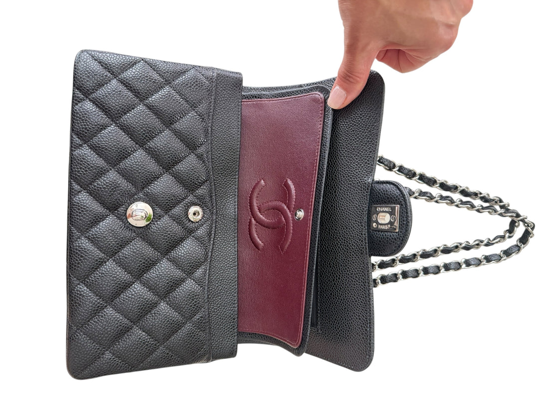Chanel Small Classic Double Flap Bag aus schwarzem Caviarleder und silberfarbener Hardware