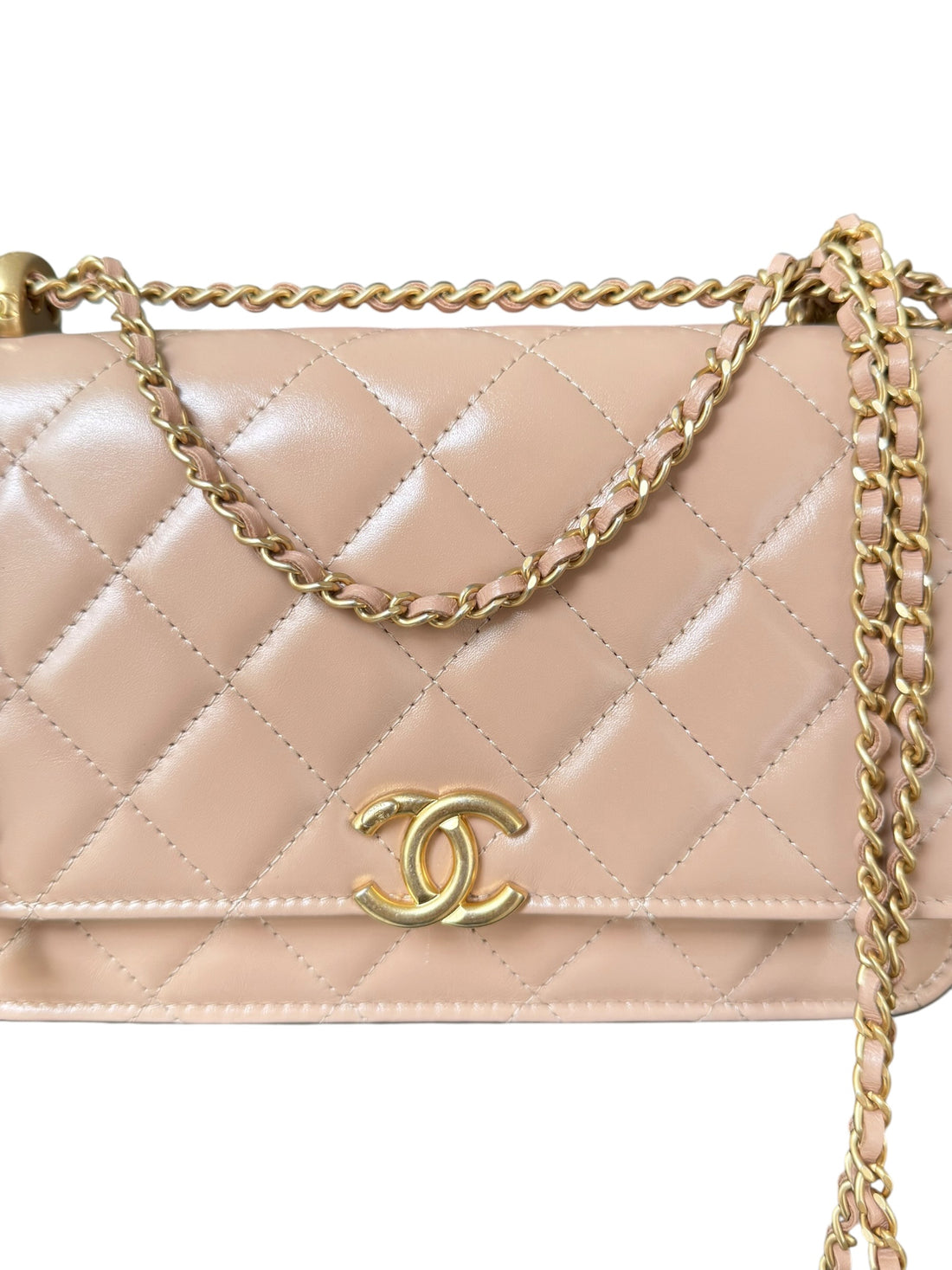 Chanel WOC - WALLET ON CHAIN aus beige bzw. nudefarbenem und glänzendem Kalbsleder & goldfarbenem Metall