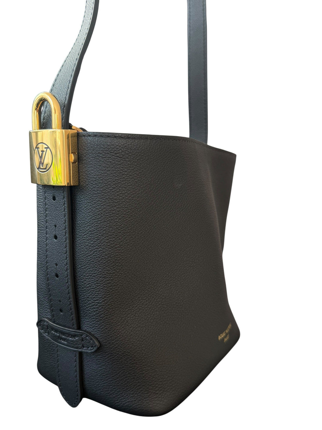 Louis Vuitton Low Key All Inn BB aus schwarzem Kalbsleder mit verstellbaren Schulterriemen und abnehmbarer Pochette.